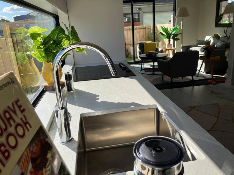 2-Bedroom Ensuite, Close To City, Comfortable, Accessible With Own Parking Christchurch Exterior foto